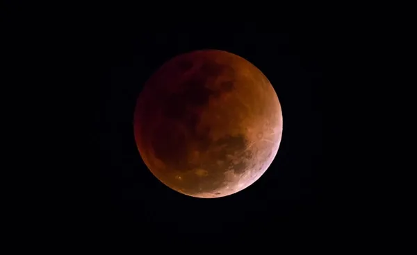 ภาพประกอบจันทรุปราคาเต็มดวง ดวงจันทร์สีแดง