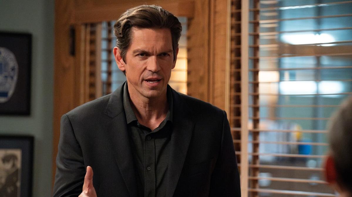 ภาพประกอบ: นักแสดงจาก High Potential กำลังพูดคุยกัน