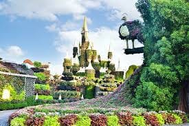 ภาพมุมสูงของตึกระฟ้าและเมืองดูไบ