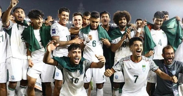 ฮัมซา ชูดฮูรี ในชุดทีมชาติบังกลาเทศ