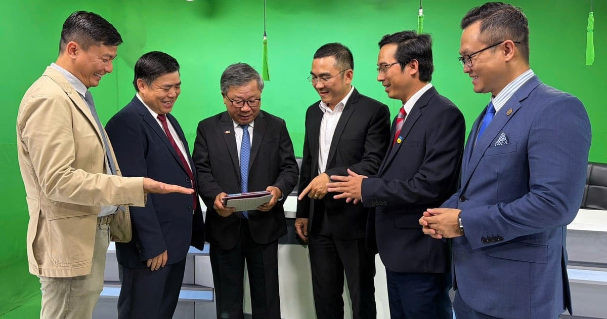 ภาพประกอบ: นักเรียนศึกษาเอกสารการรับสมัครมหาวิทยาลัย