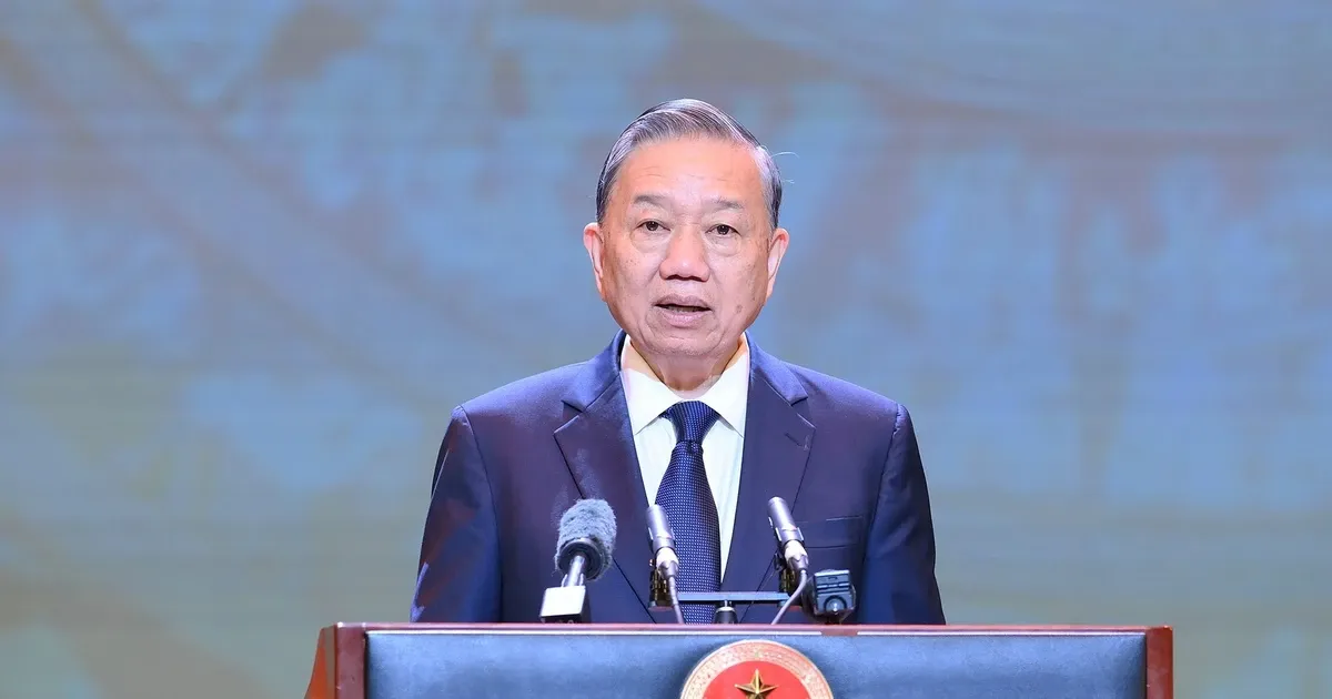 ภาพผู้คนยืนต่อแถวเพื่อซื้อหนังสือพิมพ์