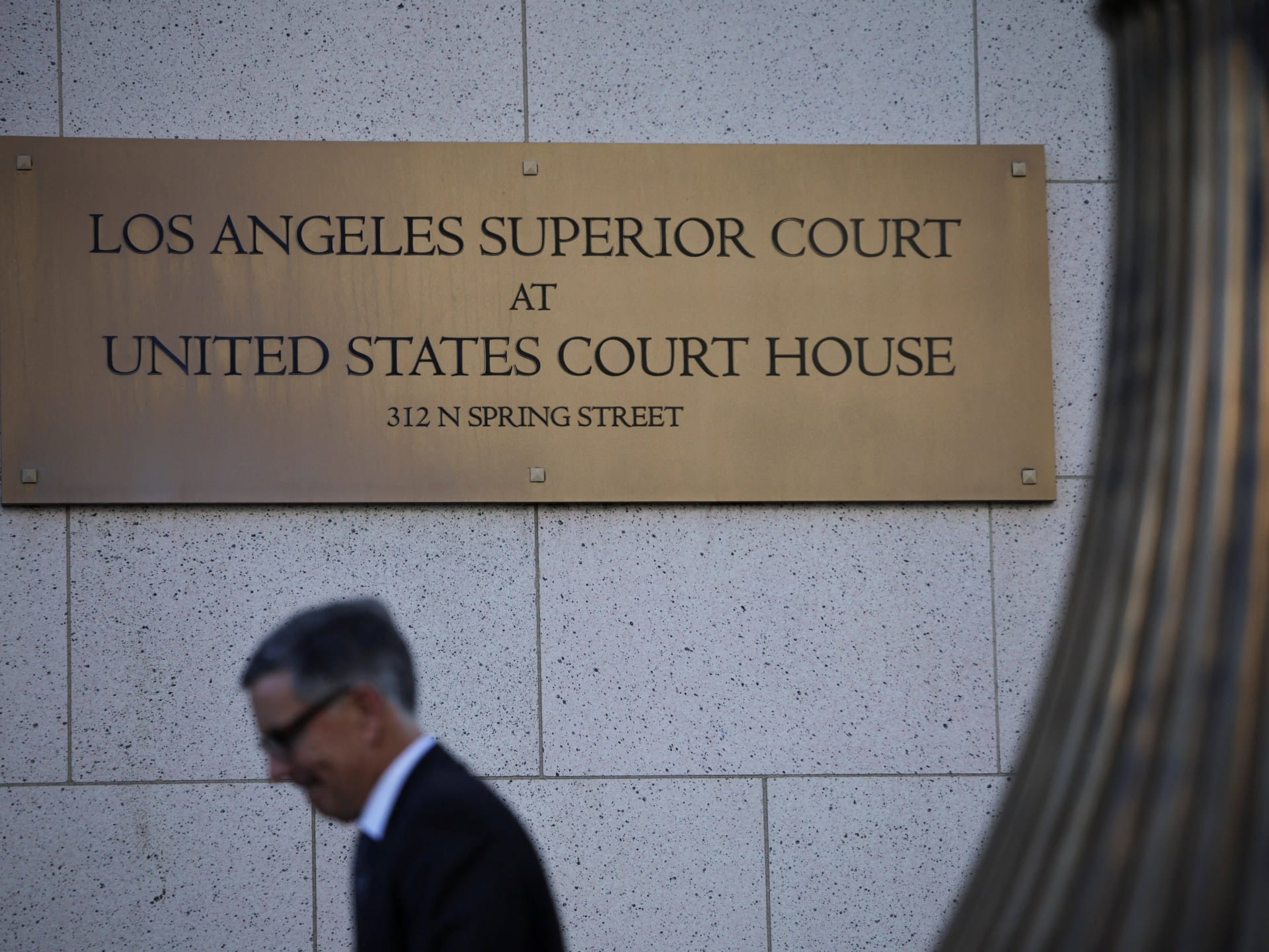 ภาพประกอบการพิจารณาคดีโซเชียลมีเดีย