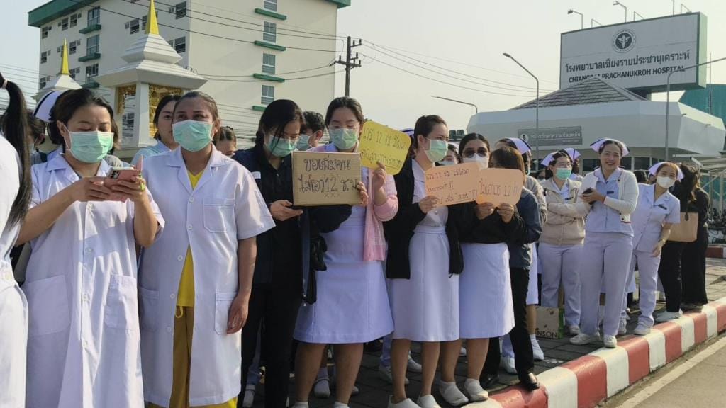 ภาพกลุ่มพยาบาลถือป้ายประท้วงเรื่องชั่วโมงการทำงาน