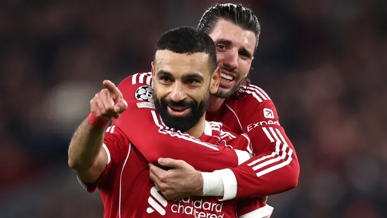 ภาพประกอบนักฟุตบอลพรีเมียร์ลีกกำลังแข่งขัน