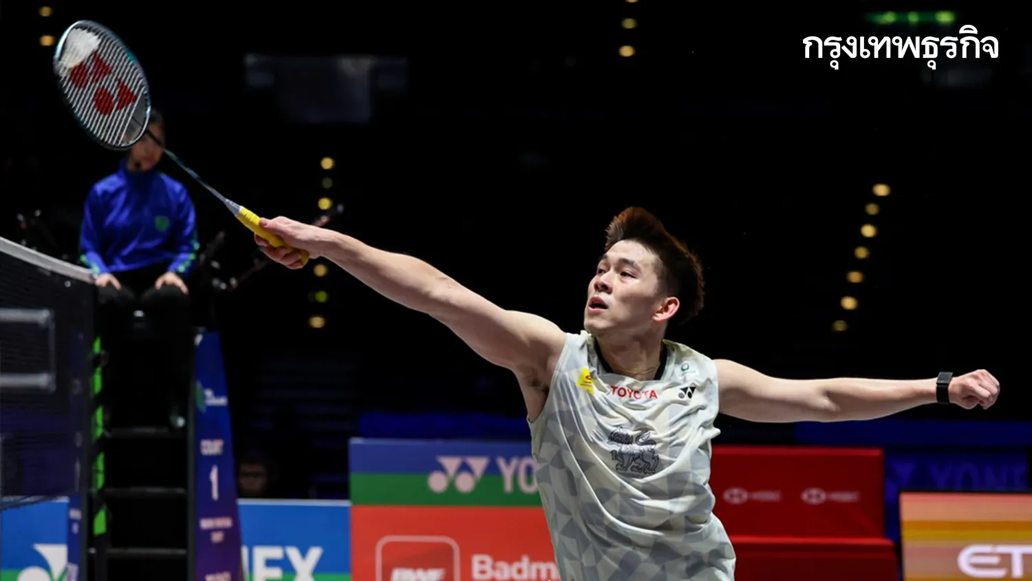 วิว กุลวุฒิ วิทิตศานต์ กำลังตีลูกแบดมินตันในการแข่งขัน All England Open