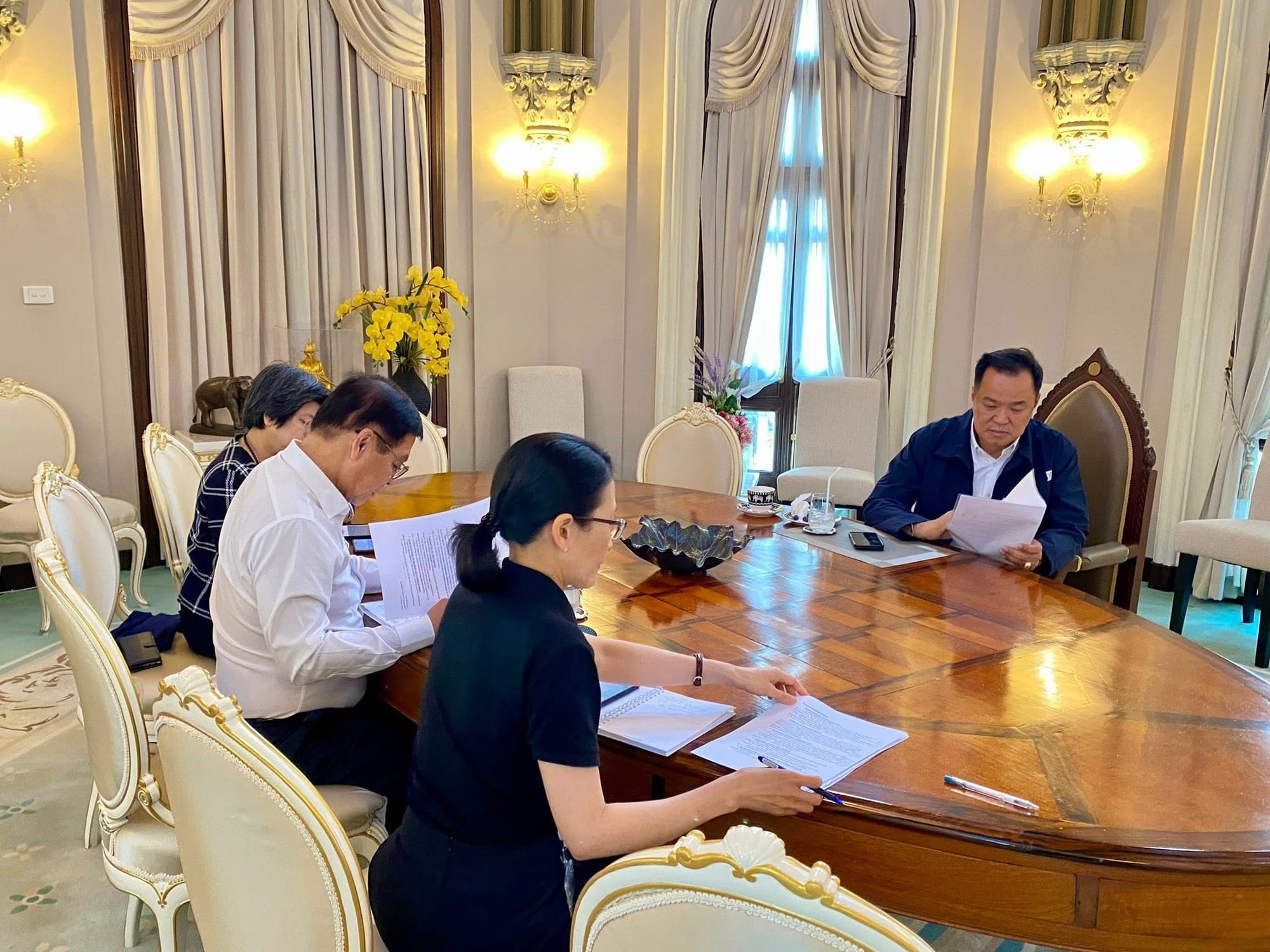 ภาพอนุทิน ชาญวีรกูล ให้สัมภาษณ์สื่อ