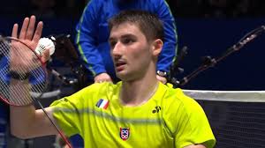 ภาพประกอบสนามแบดมินตันที่พร้อมสำหรับการแข่งขัน พร้อมผู้ชม