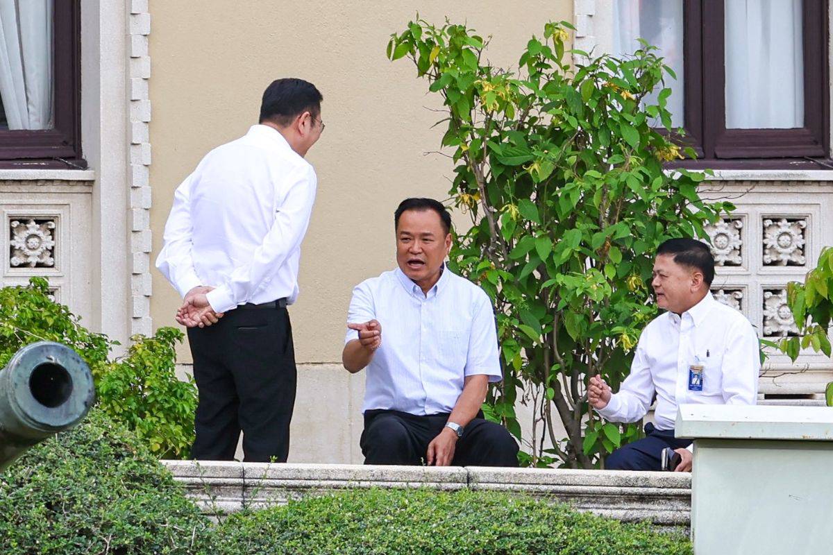 ภาพประกอบ: ข้าราชการทำงานที่บ้าน