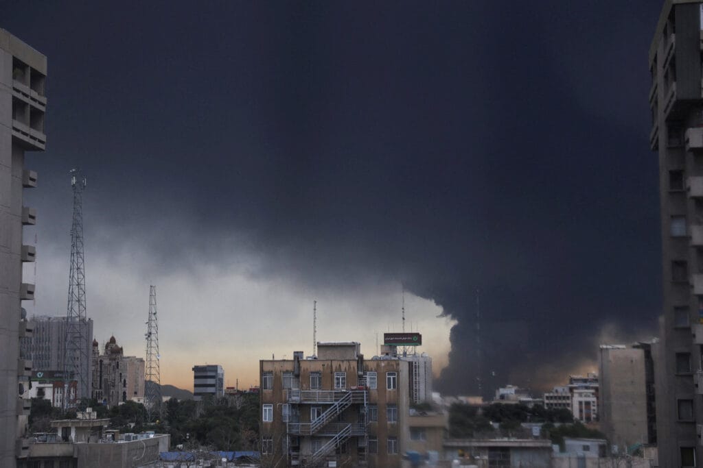 เตหะรานหายใจไม่ออก: ม่านควันพิษจากสงคราม ภัยคุกคามสิ่งแวดล้อมข้ามพรมแดน