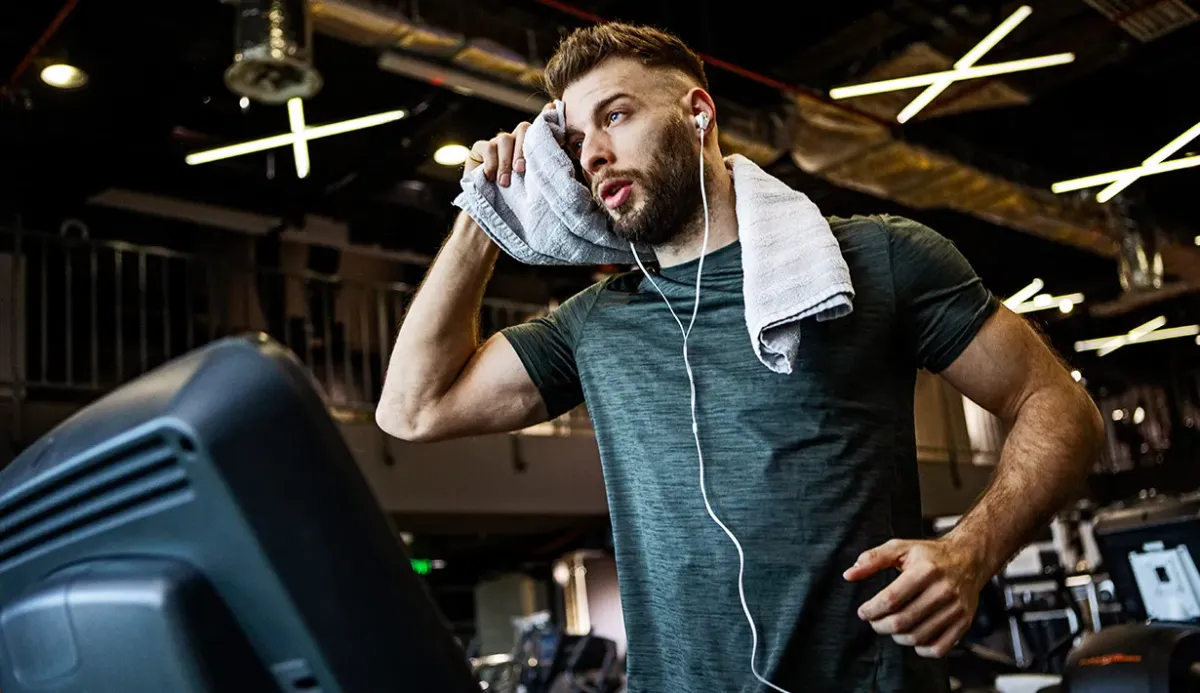 เหงื่อไม่ใช่ปัญหา! เจาะลึกเทคโนโลยี Moisture-Wicking และ Quick-Dry ในเสื้อกีฬาแห้งไว