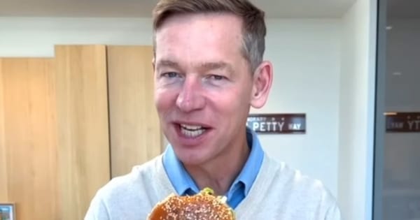 เมื่อ "Fast" กลายเป็นเดิมพัน: บทเรียนจากศึก McDonald's และ Burger King ในโลกดิจิทัลที่หมุนเร็ว