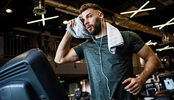 เหงื่อไม่ใช่ปัญหา! เจาะลึกเทคโนโลยี Moisture-Wicking และ Quick-Dry ในเสื้อกีฬาแห้งไว